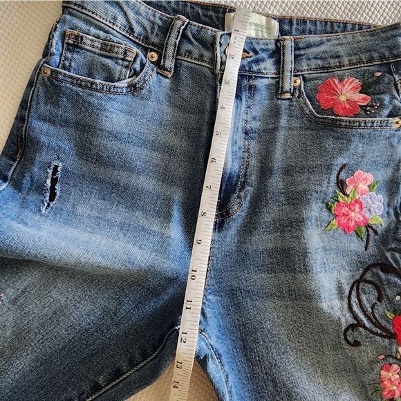 Celebrity Pink RE Gen Ankle Cropped Floral Embroidered Jeans - Picture 8 of 9